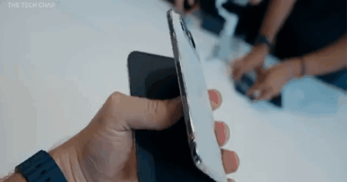 iPhone Duo khép lại với thiết kế vuông vức và màu xanh đen