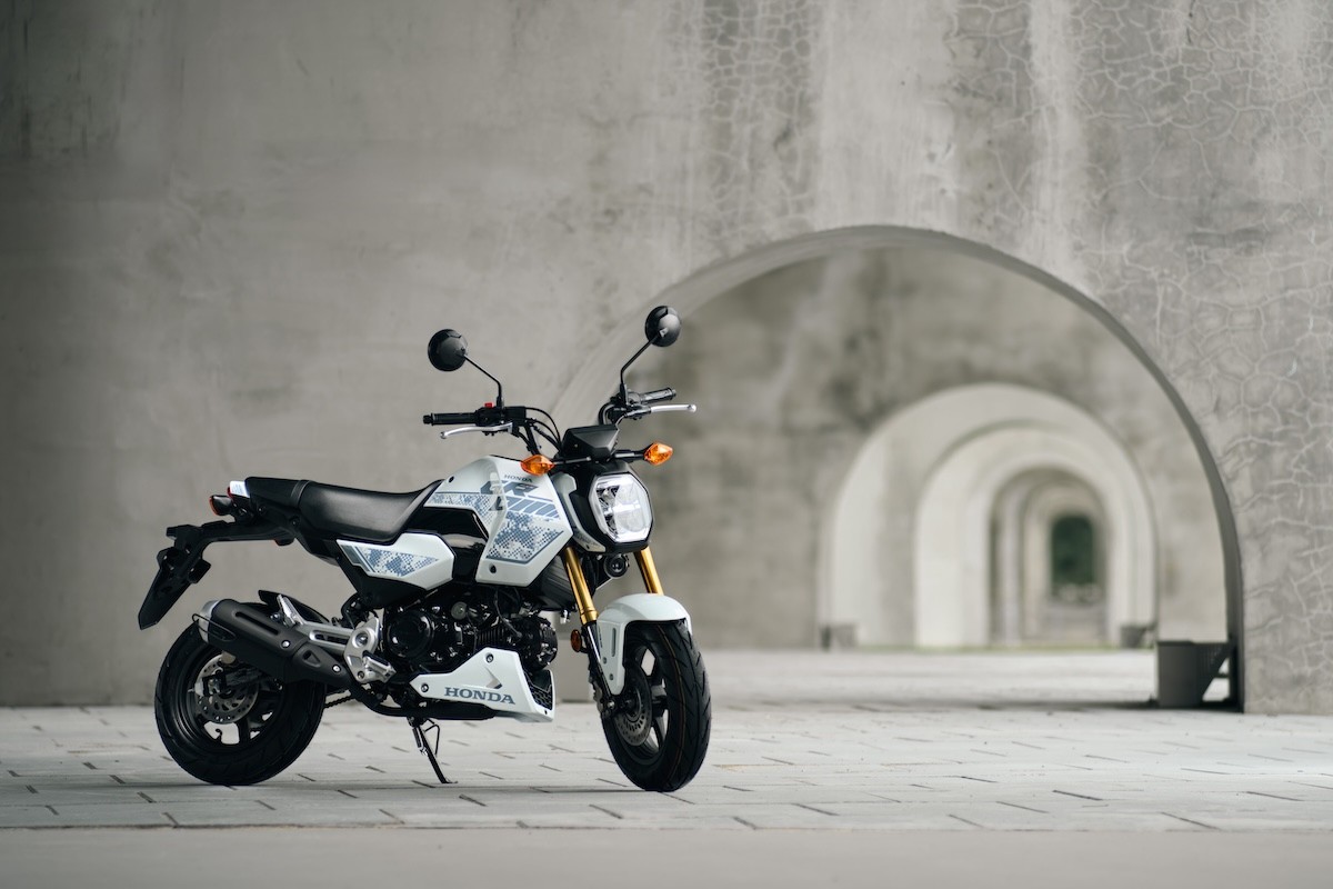 Honda MSX GROM 2027 bản SP với bộ tem trắng rằn ri