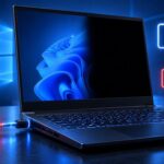 Laptop Lenovo Legion đang kết nối với bộ sạc trên bàn làm việc