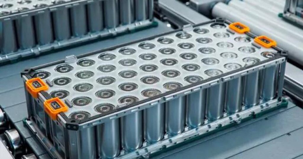 Mô-đun pin xe điện trên dây chuyền lắp ráp tại nhà máy