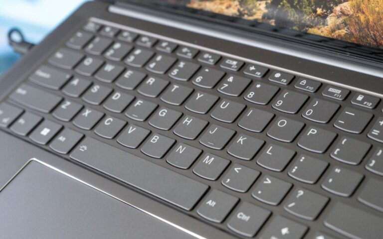 Laptop Windows 11 có phím Copilot trên hàng phím chức năng