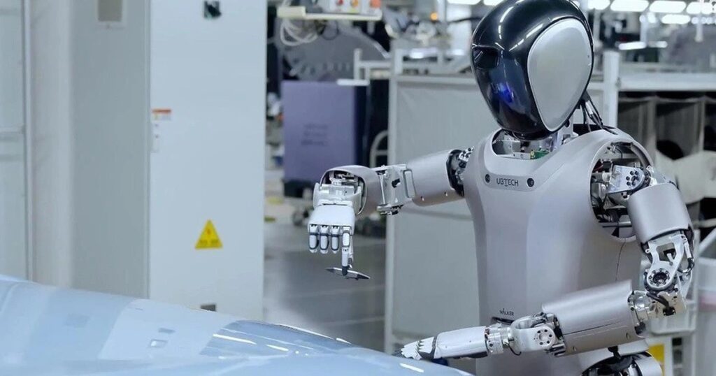 Robot hình người làm việc tại dây chuyền lắp ráp ô tô trong một nhà máy ở Trung Quốc