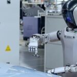 Robot hình người làm việc tại dây chuyền lắp ráp ô tô trong một nhà máy ở Trung Quốc