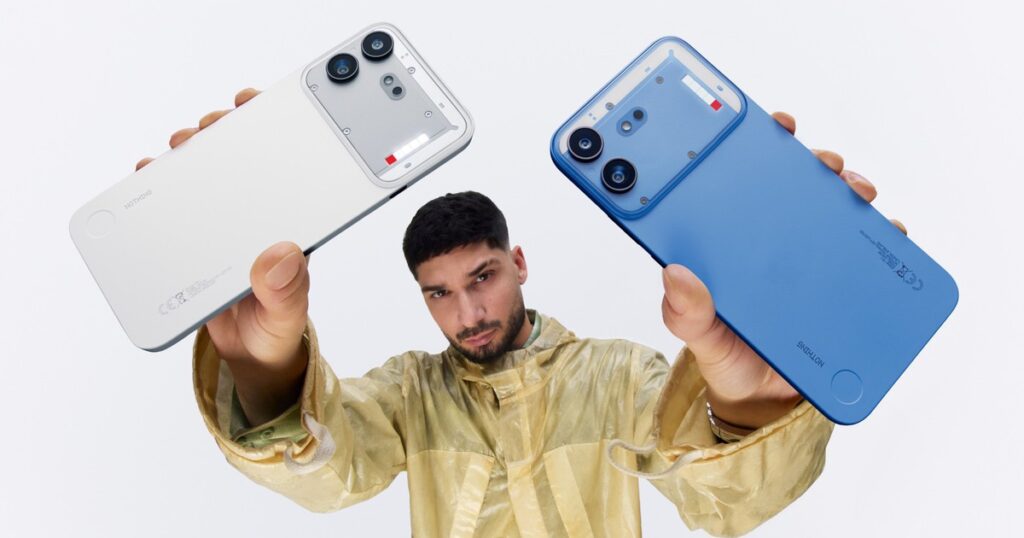 Nothing Phone (4b) màu đen với cụm camera và Glyph Bar ở mặt lưng