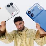 Nothing Phone (4b) màu đen với cụm camera và Glyph Bar ở mặt lưng