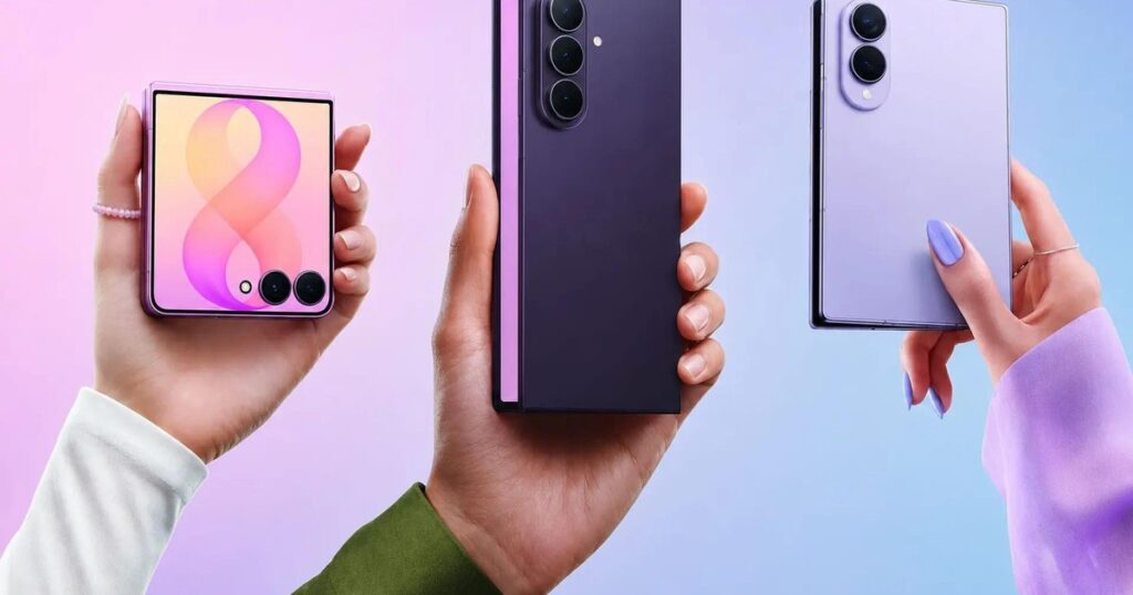 Ba mẫu Galaxy Z8 gồm Z Flip8, Z Fold8 Ultra và Z Fold8 được đặt cạnh nhau