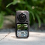 Camera Insta360 X6 màu đen với hai ống kính fisheye đối diện