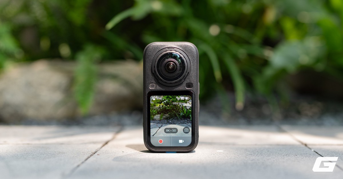 Camera Insta360 X6 màu đen với hai ống kính fisheye đối diện
