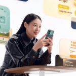 Mặt lưng điện thoại Xiaomi với màn hình phụ hiển thị giao diện tiện ích
