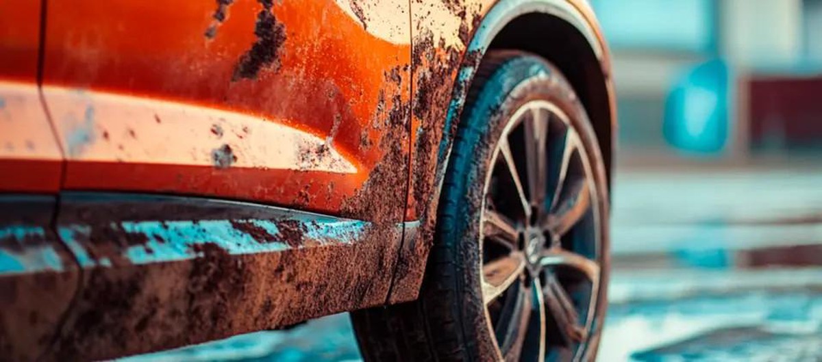 Vết sứt trên lớp sơn thân xe Haval Jolion được chủ xe phát hiện