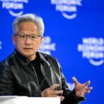 Jensen Huang phát biểu trên sân khấu tại hội nghị All-In Summit
