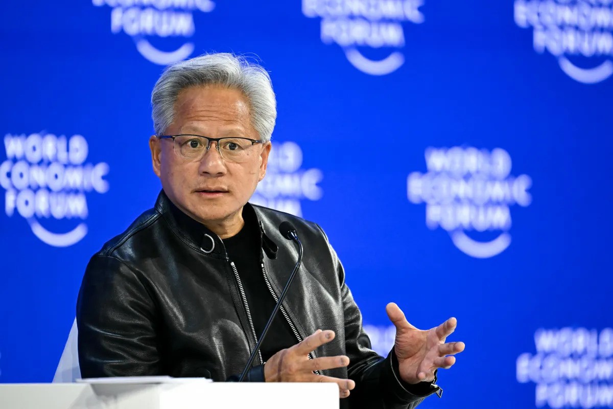 Jensen Huang phát biểu trên sân khấu tại hội nghị All-In Summit