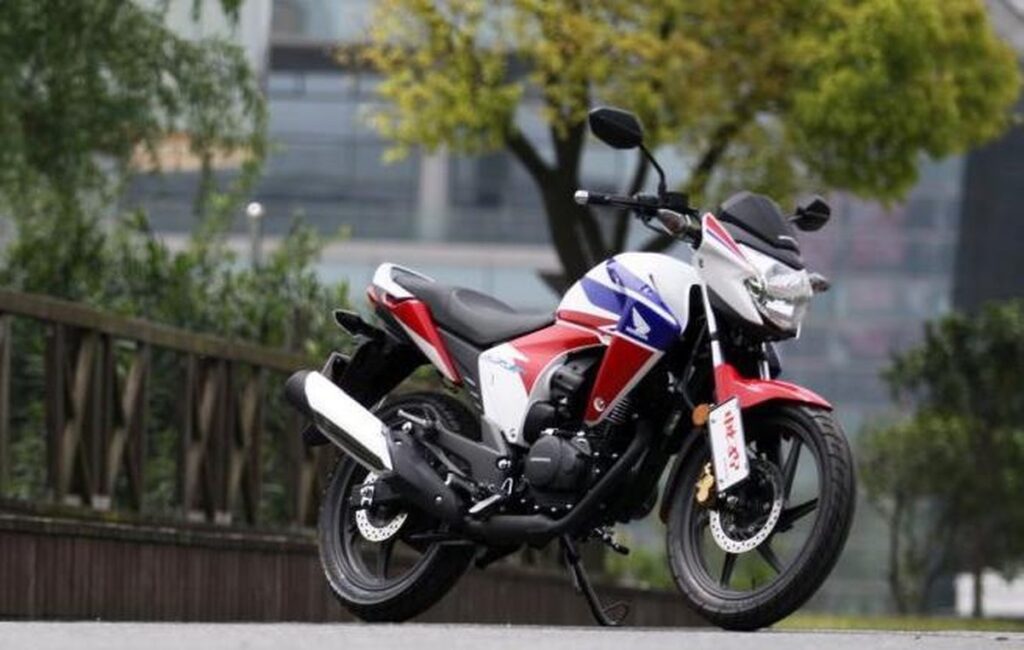 Honda CBF 150-SF xuất hiện trong bối cảnh triển lãm mô tô