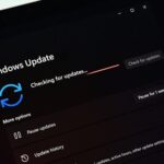 Màn hình máy tính hiển thị giao diện cập nhật Windows 11