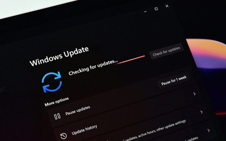 Màn hình máy tính hiển thị giao diện cập nhật Windows 11