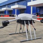 UAV CT Pegas 230 sáu tay đòn đỗ trước khu vực nhà xưởng