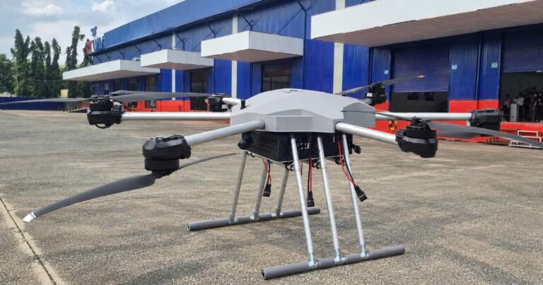 UAV CT Pegas 230 sáu tay đòn đỗ trước khu vực nhà xưởng