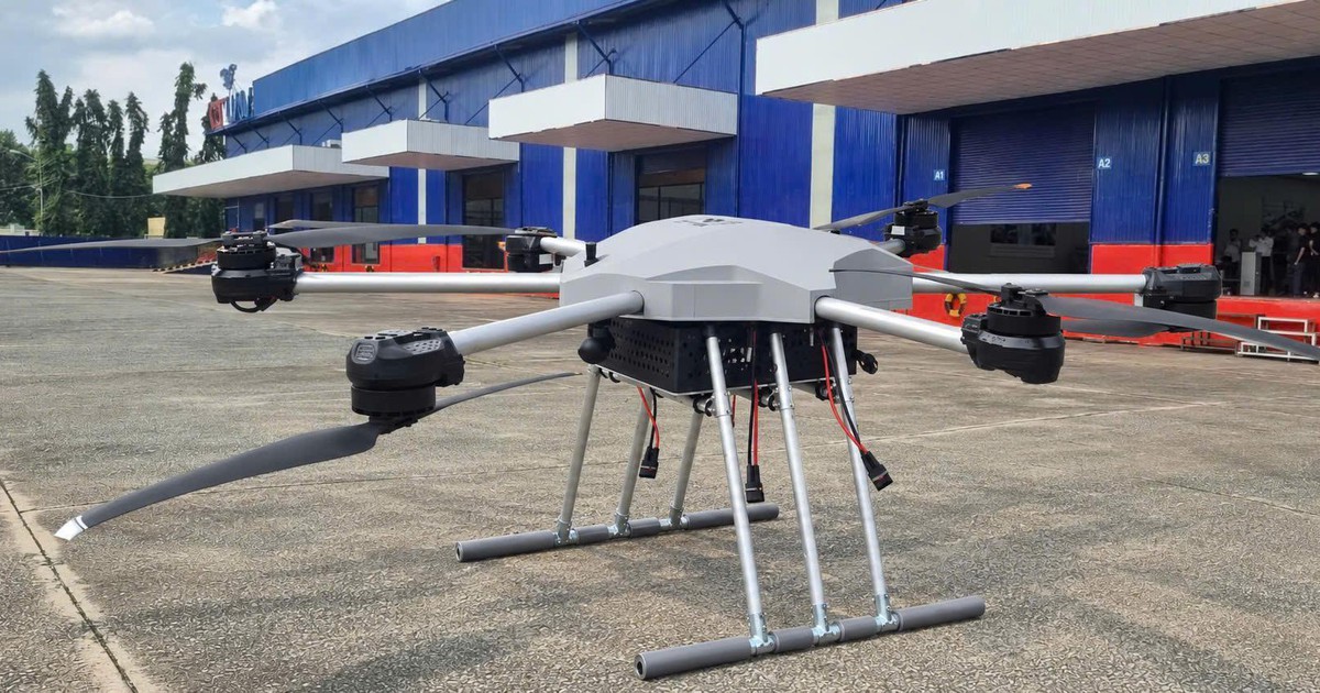 UAV CT Pegas 230 sáu tay đòn đỗ trước khu vực nhà xưởng