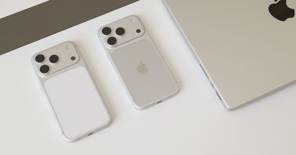 iPhone 18 Pro màu Bạc được đặt cạnh iPhone 17 Pro để so sánh mặt lưng
