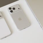 iPhone 18 Pro màu Bạc được đặt cạnh iPhone 17 Pro để so sánh mặt lưng