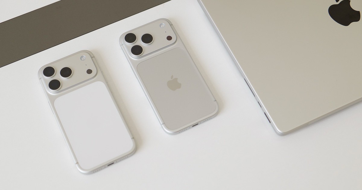 iPhone 18 Pro màu Bạc được đặt cạnh iPhone 17 Pro để so sánh mặt lưng