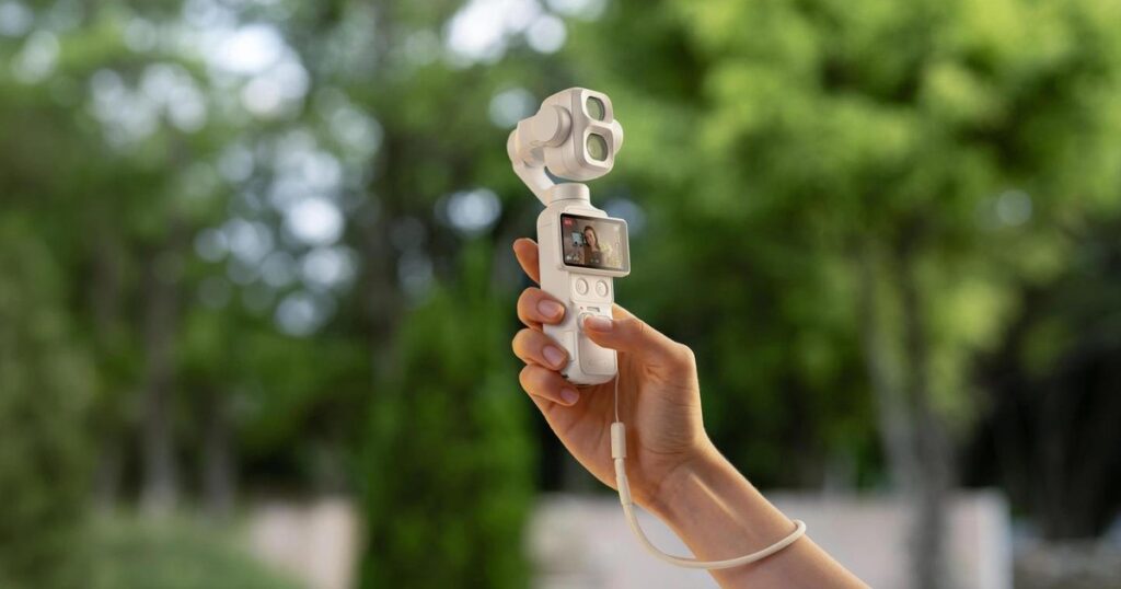DJI Osmo Pocket 4P phiên bản trắng ngọc trai đặt trong bối cảnh giới thiệu sản phẩm