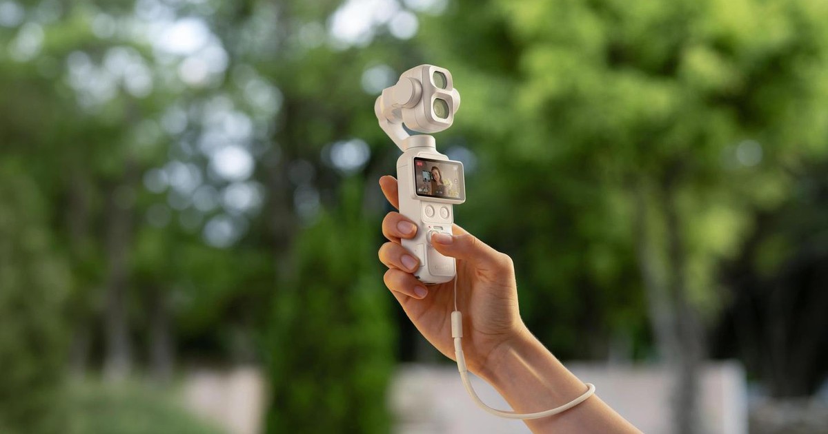 DJI Osmo Pocket 4P phiên bản trắng ngọc trai đặt trong bối cảnh giới thiệu sản phẩm