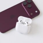 Hộp sản phẩm AirPods 5 màu trắng với hình tai nghe ở mặt trước