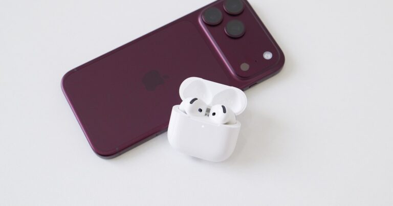 Hộp sản phẩm AirPods 5 màu trắng với hình tai nghe ở mặt trước