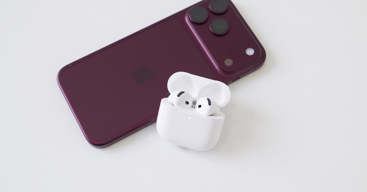 Hộp sản phẩm AirPods 5 màu trắng với hình tai nghe ở mặt trước