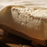 Miếng đậu phụ trắng được cắt thành khối trên đĩa