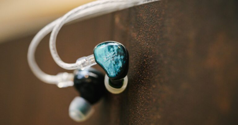 Hộp giấy màu xanh ngọc của tai nghe Kiwi Ears Stardust