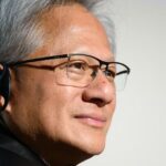 Jensen Huang phát biểu trên sân khấu tại một sự kiện công nghệ