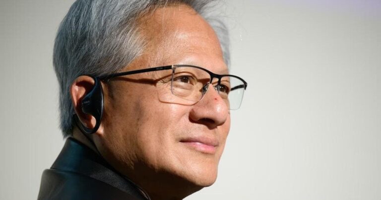 Jensen Huang phát biểu trên sân khấu tại một sự kiện công nghệ