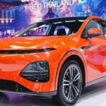 Một mẫu xe điện thương hiệu Trung Quốc di chuyển trên đường phố Bangkok
