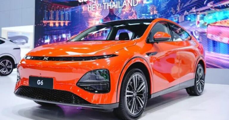 Một mẫu xe điện thương hiệu Trung Quốc di chuyển trên đường phố Bangkok