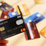 Thẻ tích hợp OCB Mastercard World 2in1 đặt cạnh thông tin điều chỉnh phí giao dịch nước ngoài