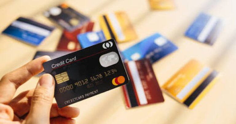 Thẻ tích hợp OCB Mastercard World 2in1 đặt cạnh thông tin điều chỉnh phí giao dịch nước ngoài