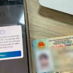 Người dùng kiểm tra giao dịch ngân hàng trên điện thoại tại nhà