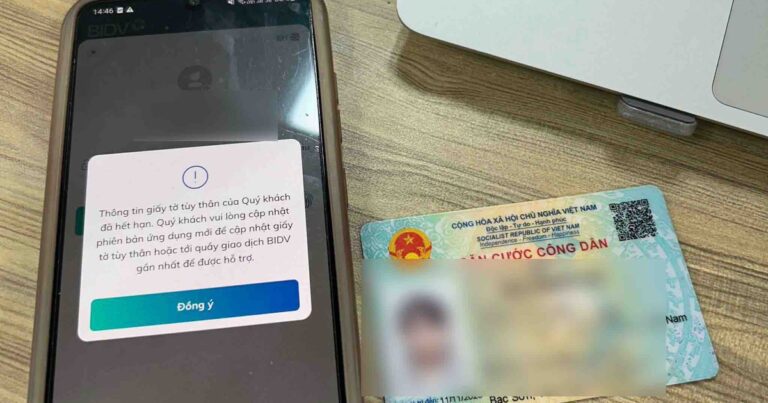 Người dùng kiểm tra giao dịch ngân hàng trên điện thoại tại nhà