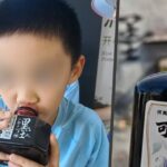 Nghiên mực và thỏi mực truyền thống của Trung Quốc đặt trên bàn viết