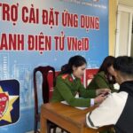 Người dùng mở ứng dụng định danh điện tử trên điện thoại