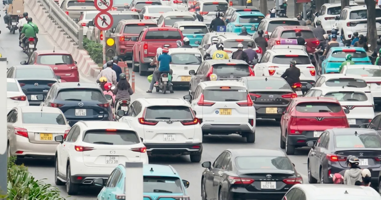 Xe taxi điện hoạt động trên đường phố đô thị
