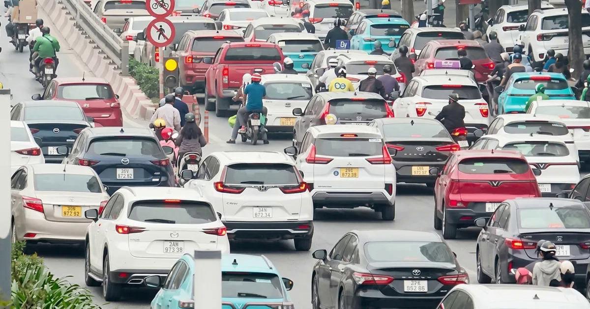 Xe taxi điện hoạt động trên đường phố đô thị
