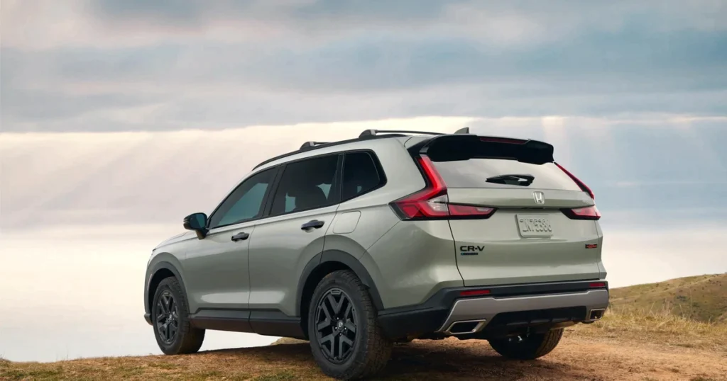 Honda CR-V hybrid màu trắng đỗ trong khu vực trưng bày