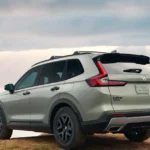 Honda CR-V hybrid màu trắng đỗ trong khu vực trưng bày
