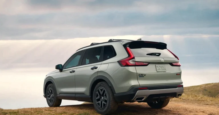 Honda CR-V hybrid màu trắng đỗ trong khu vực trưng bày