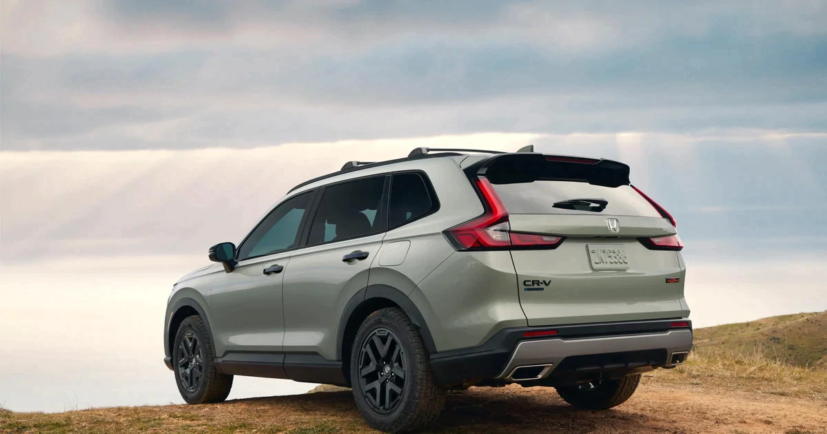 Honda CR-V hybrid màu trắng đỗ trong khu vực trưng bày