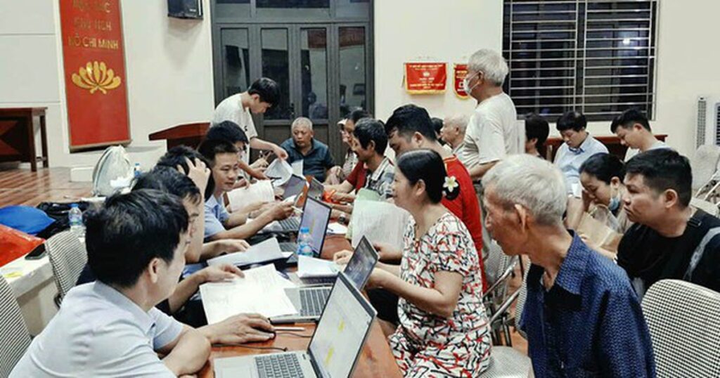 Người dân cung cấp thông tin để làm sạch dữ liệu đất đai tại một phường ở Hà Nội