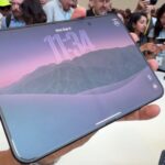 iPhone Duo mở phẳng với màn hình nano-texture và đường gấp ở giữa